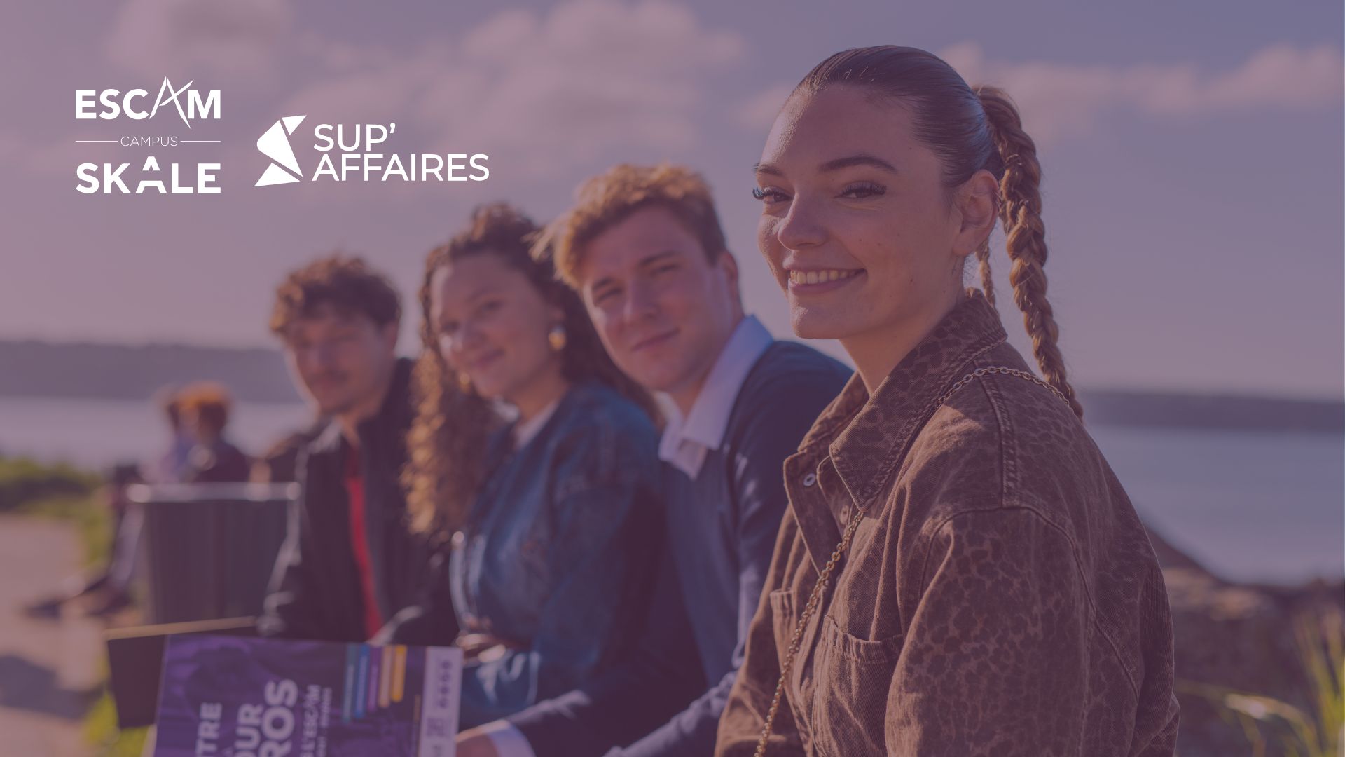 Étudiants en bord de mer à Lorient, avec les logos ESCAM Campus SKALE et Sup’Affaires